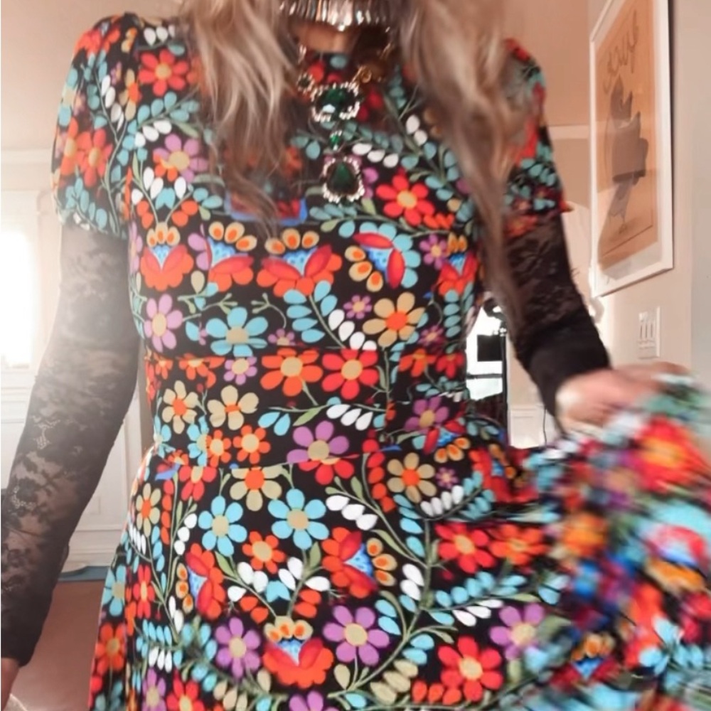 Flower dress with a black lace edge - Picture 2 of 12